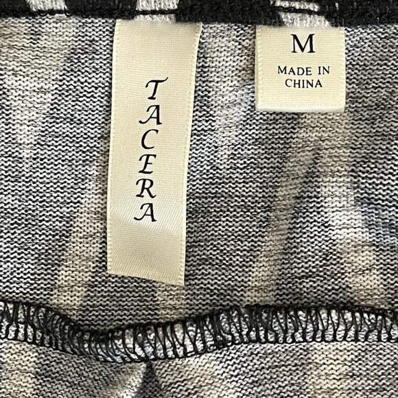 Tacera sz med knit top 1/2 zip in front black and gray design - Picture 11 of 13